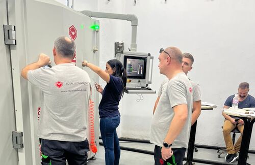 最新の企業ニュース ロイヤルテクノロジーの熱蒸着コーターでコーティング効率と膜品質を向上