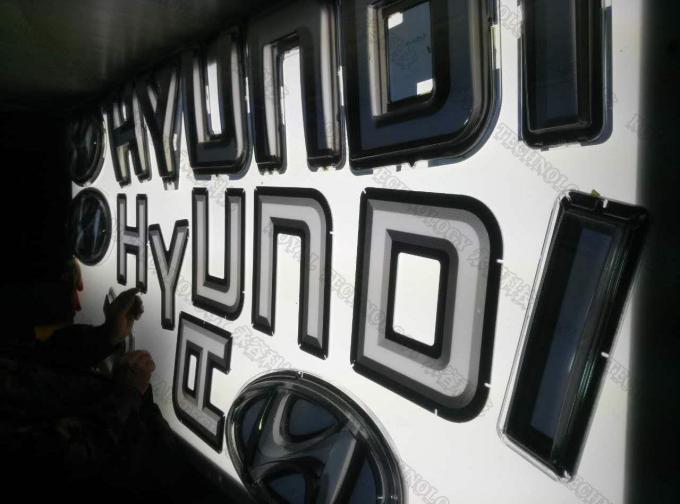 車のロゴの熱蒸発のコーティングの単位、PMMAの自動車ロゴの掲示板のクロム染料で染める機械